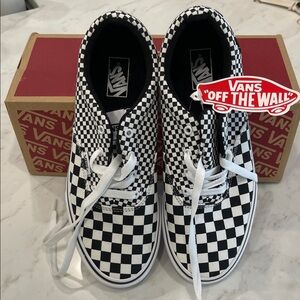 New in Box Boys or Girls Checkerboard Low Sneakers - Black & White Youth 6